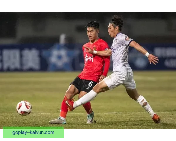 广州队的恒大时代表现稳健，赛季前景备受关注